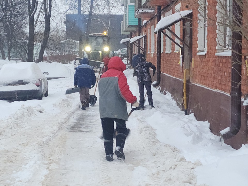 Коммунальщики Волоколамска будут расчищать снег все новогодние праздники