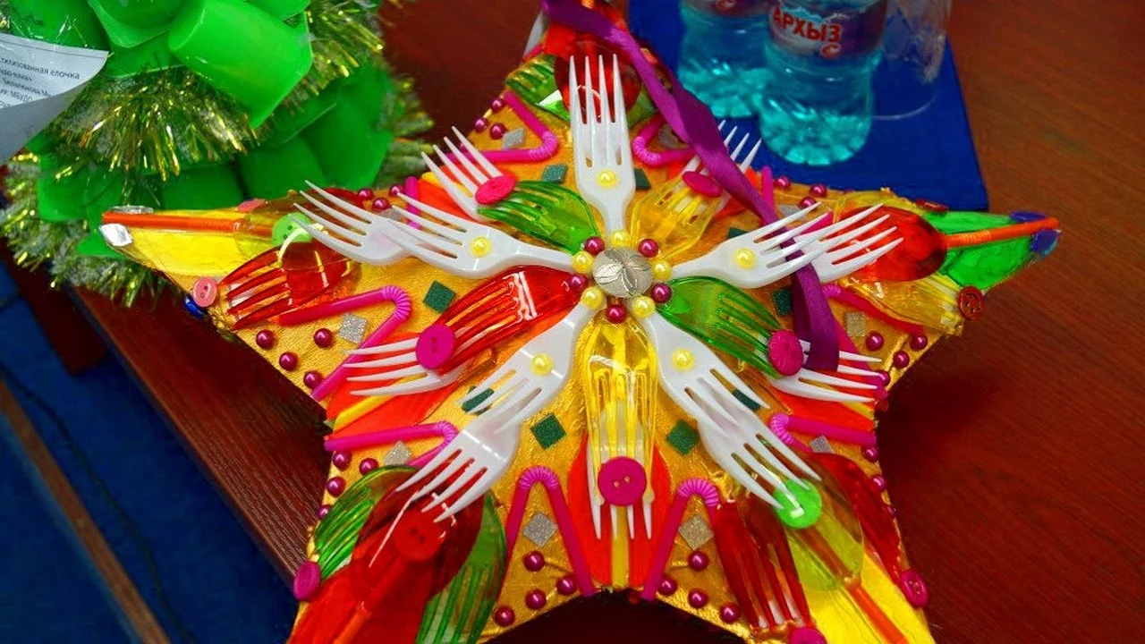 елочная игрушка из бытовых отходов своими руками. новогодняя елка из вторсырья. елочная игрушка из тбо. елочные игрушки из мусора. елочные игрушки из бытовых отходов своими руками.