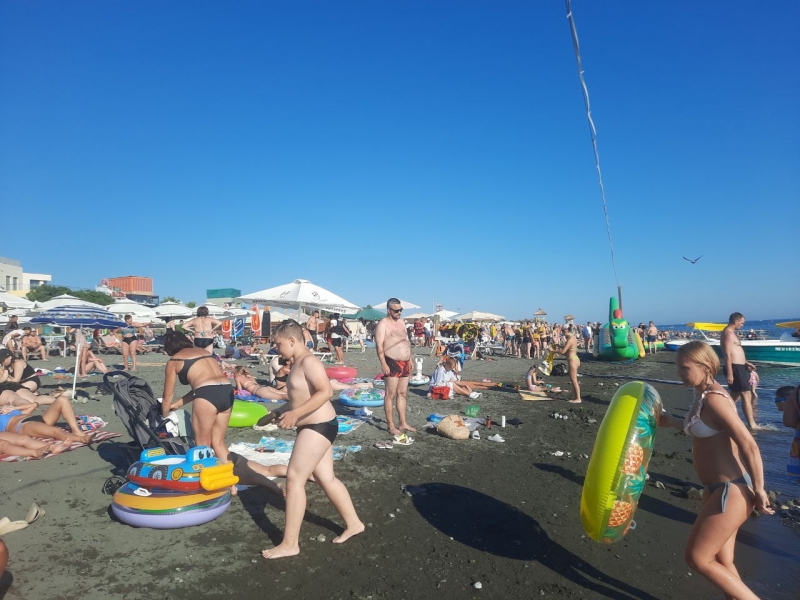 Адлер фото пляжа. Coral beach адлер пляж. Пляж коралл адлер 2022. Адлер пляжи август 2022. Загорающие в адлере.