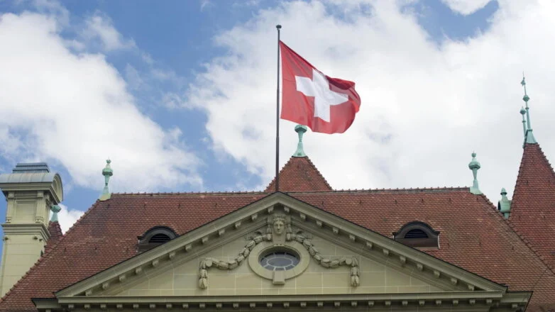 Флаг Швейцарии на здании