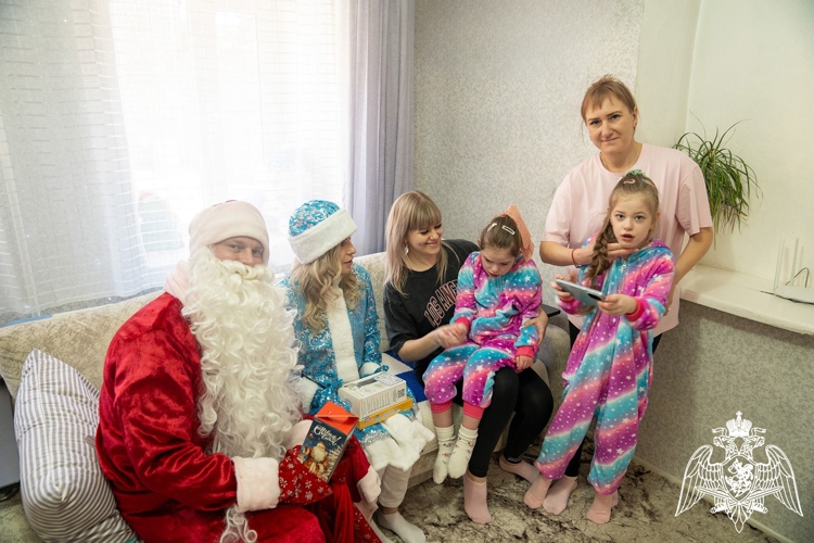 Дед Мороз специального назначения: кубанские росгвардейцы исполняют детские мечты