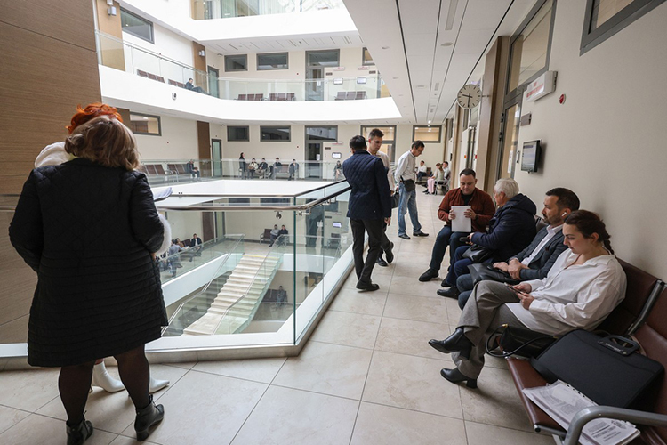 23 октября авторы статьи, фотограф и юрист редакции отправились на первое (после предварительного) заседание по совместному иску «Продпрограммы» и Мутигуллина. Сам аграрий на заседание не явился