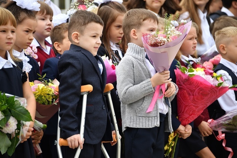 Будут ли дети в школе. Первоклассники. Линейка 1 сентября 1 класс. Школа первый класс. Первоклашки в школе.