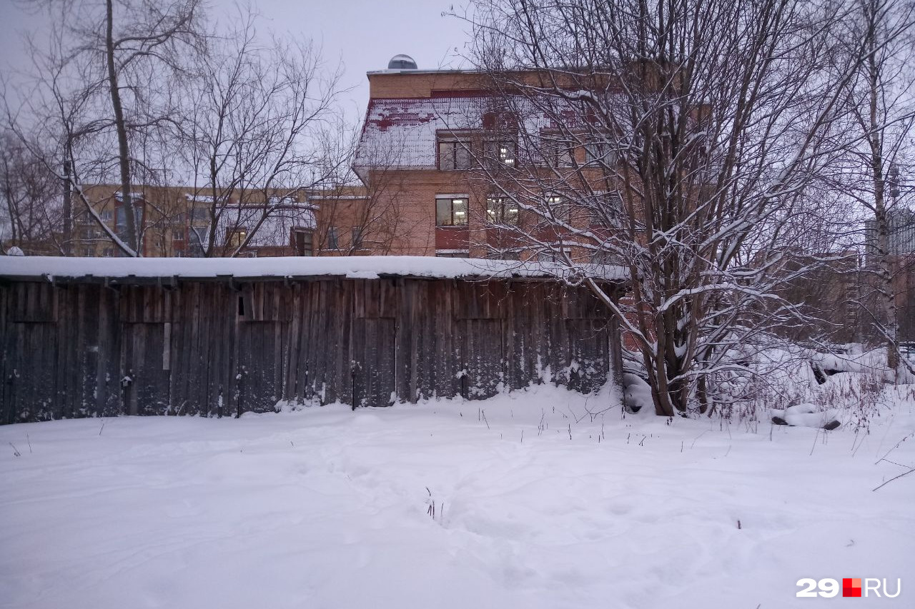 Пока что никаких аллей здесь нет, а есть деревянные сараи