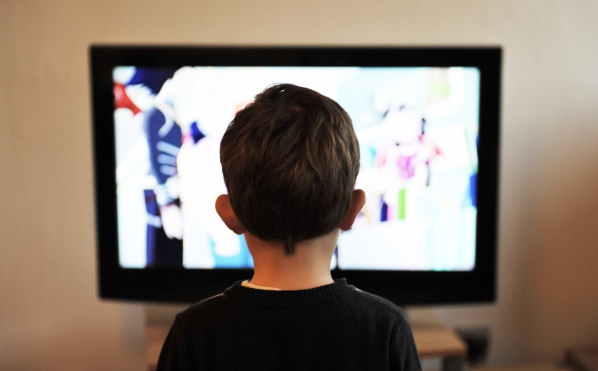 Количество времени, которое дети проводят перед экраном, связали с задержкой развития