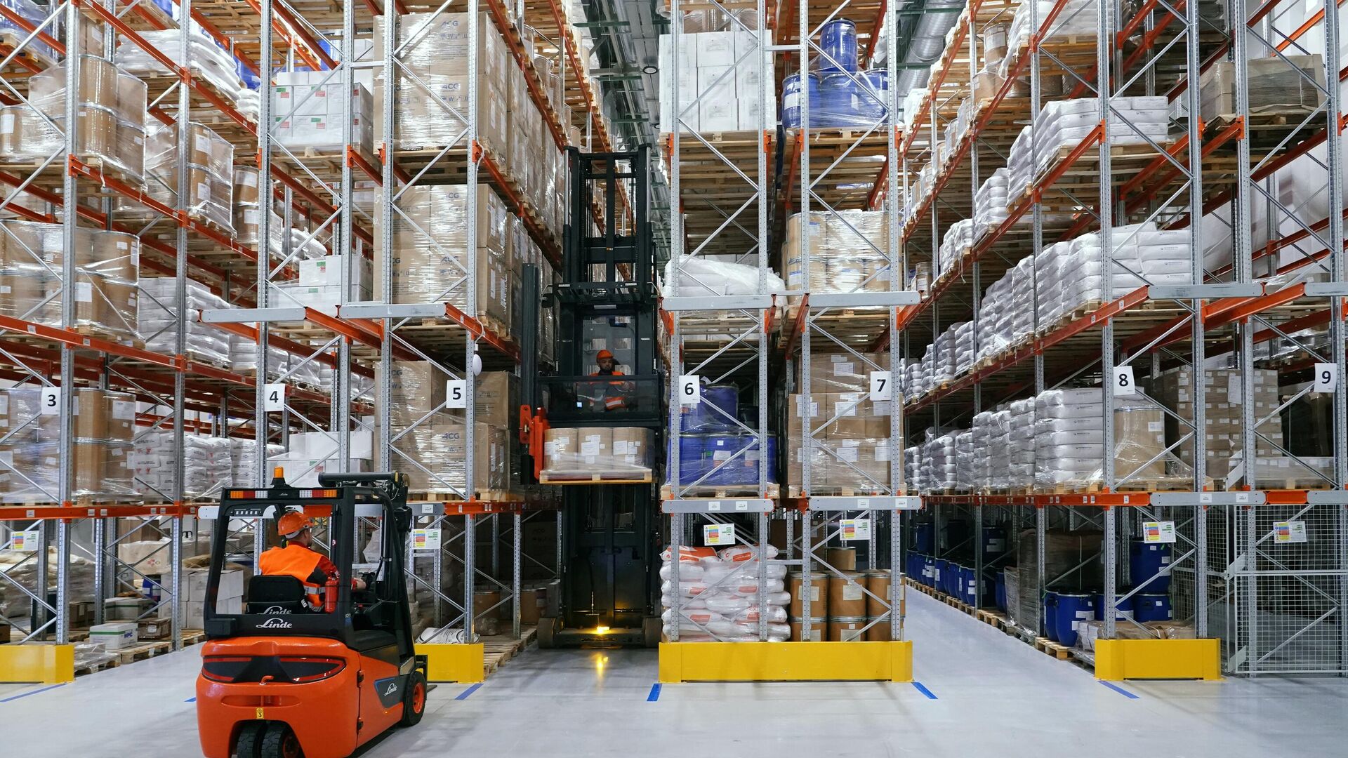 Складское помещение на фармацевтическом производстве - Sputnik Узбекистан, 1920, 01.11.2025