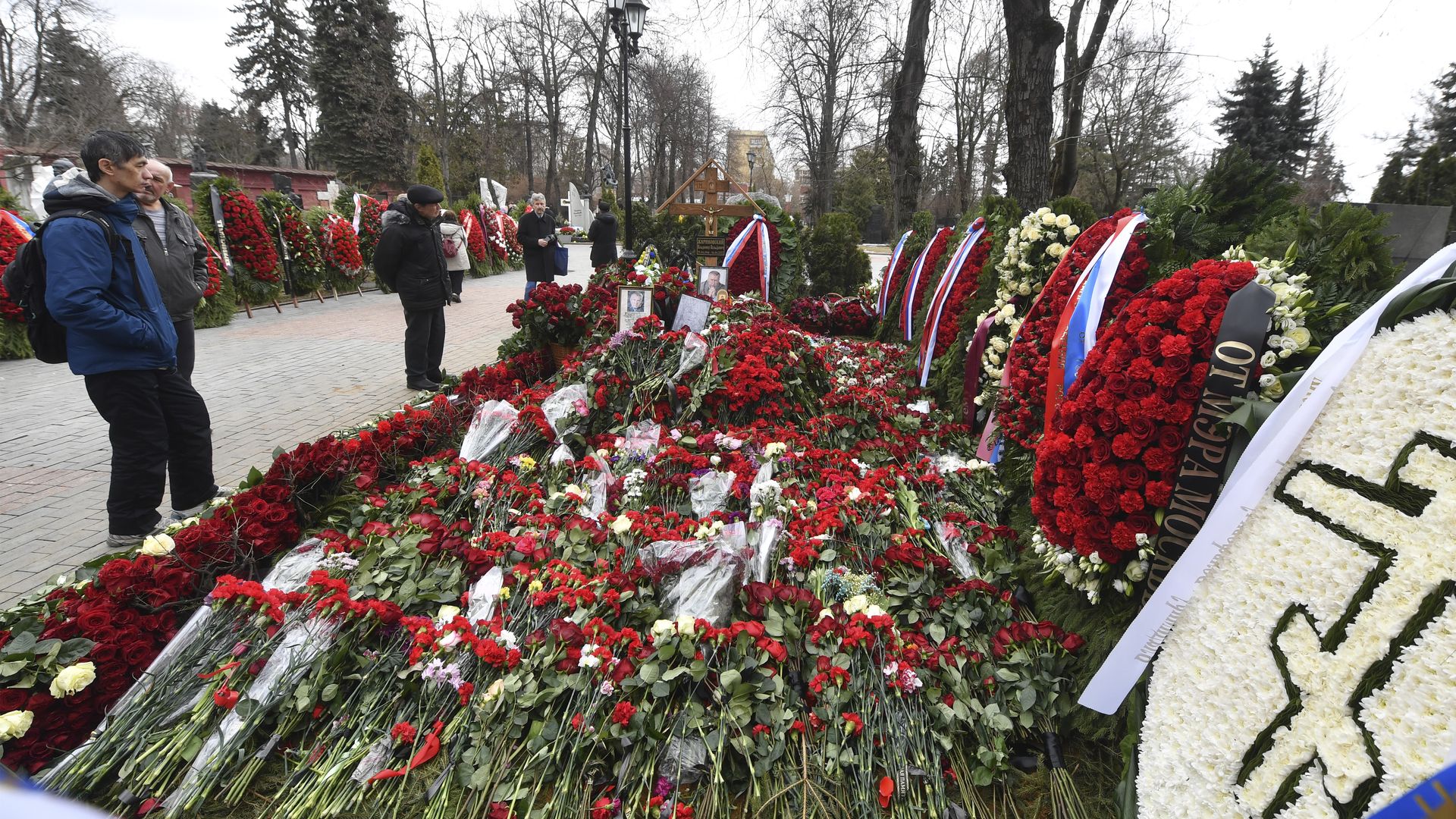 Рисунки на могиле жириновского