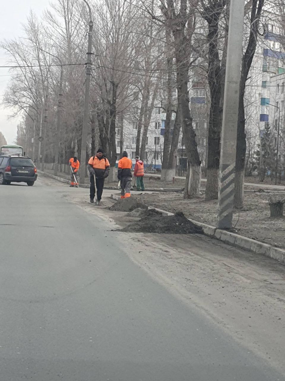 В Балакове сотрудники «Комбината благоустройства» промывают ливневые канализации, вывозят мусор и очищают дороги