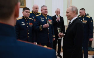 Владимир Путин вручил награды Героям России 