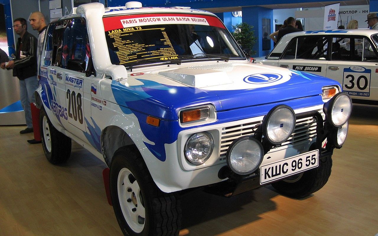 Нива спорт купить. Lada Niva t3. Разноцветная Нива 2121. Лада Нива спорт 2023. ВАЗ 21215.