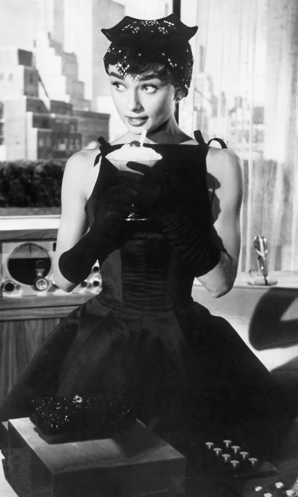 Одри Хепберн в черном платье Givenchy с квадратным вырезом в фильме «Сабрина» (1954)