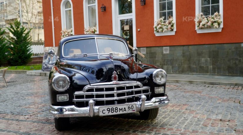 Митрополит Тихон представил отреставрированный советский ЗИМ, который будет выставлен в Новом Херсонесе