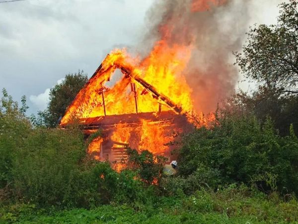 В Ростовской области сгорел заброшенный дом