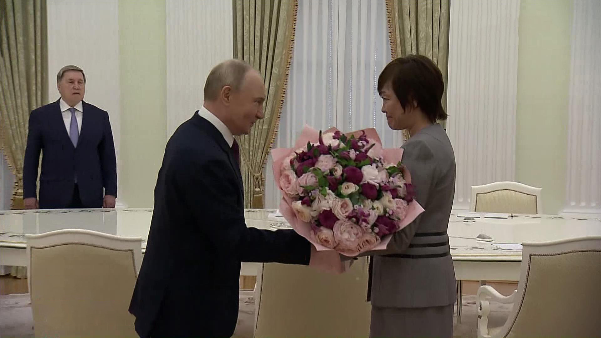 Путин и вдова Абэ вспомнили погибшего премьера Японии во время встречи в Москве