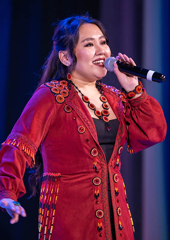 Победительница якутского фестиваля-конкурса «Северянка-2019» в номинации «Хранительница творческих традиций» этнопевица Ирина Дускулова исполняет песни на языке лесных юкагиров. ФОТО: ЗЕМФИРА АЗАМАТОВА