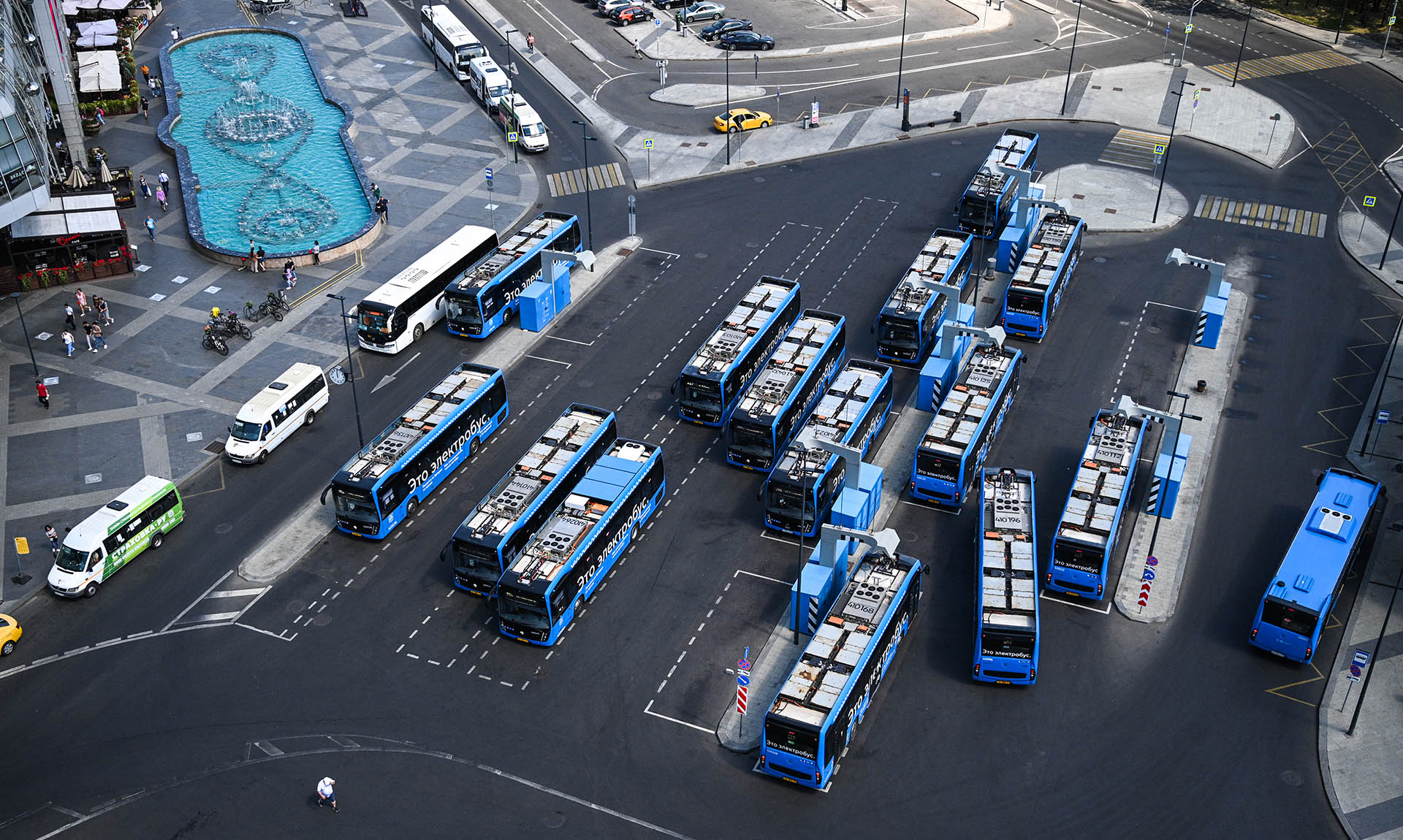 Парковка электробусов у здания вокзала 