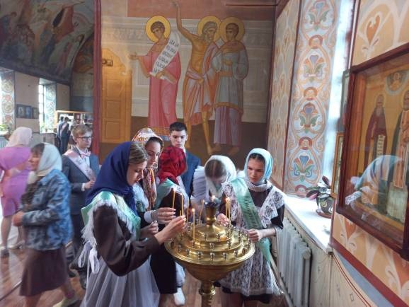 Молодежь Брянской области перед экзаменами пошла в православные храмы