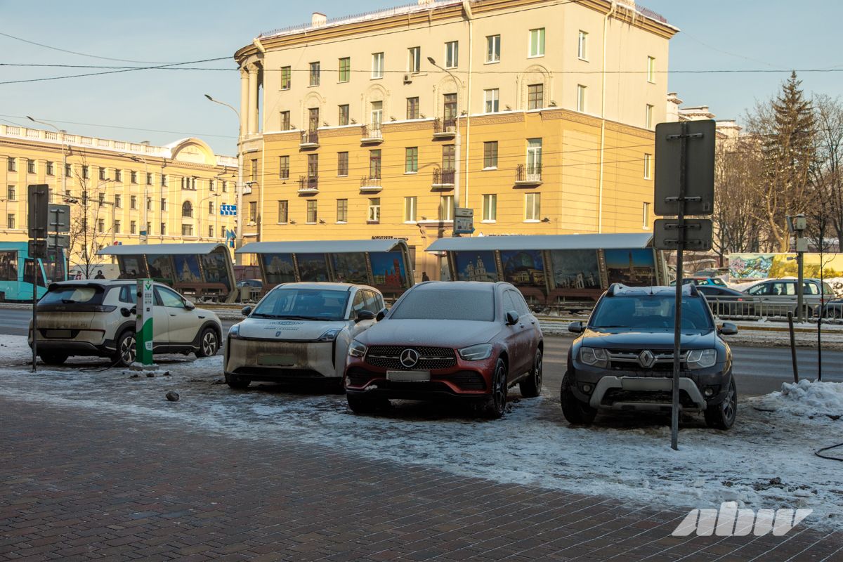 Таксисты занимают все зарядки? Что происходит на электрозаправках днем