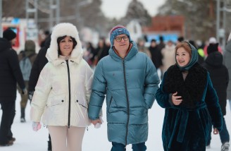 Губернатор Челябинской области Алексей Текслер вместе с супругой Ириной принял участие в благотворительной акции «Снеговики-добряки»