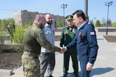 Андрей Воробьев возложил цветы к стеле «Город воинской славы» в Можайске
