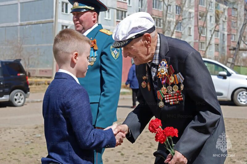 Сотрудники МЧС Забайкалья поздравили с Днём Победы столетнего ветерана Великой Отечественной войны