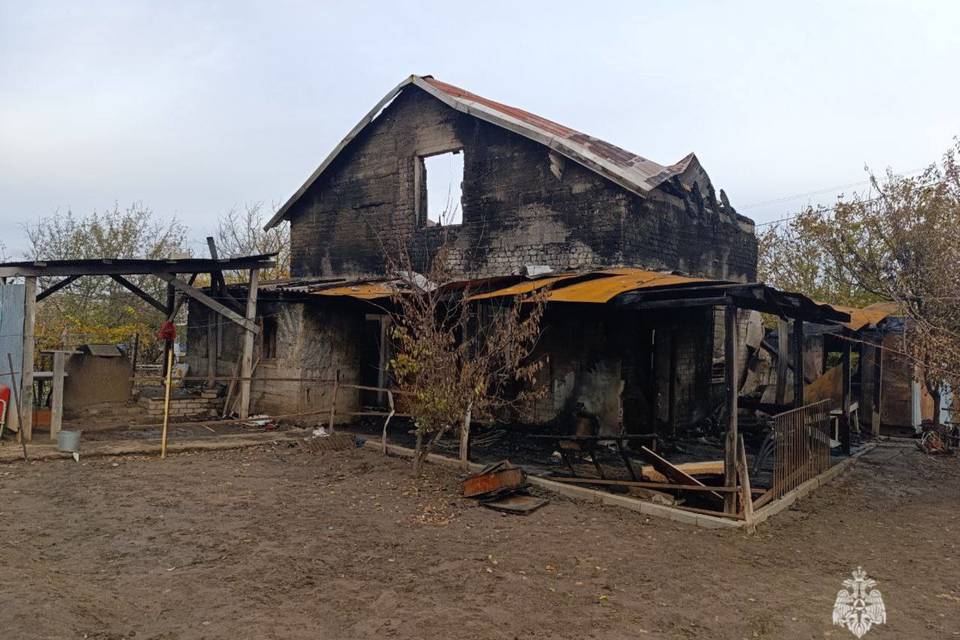 Дом и вагончик горели в СНТ «Раздолье» под Волгоградом