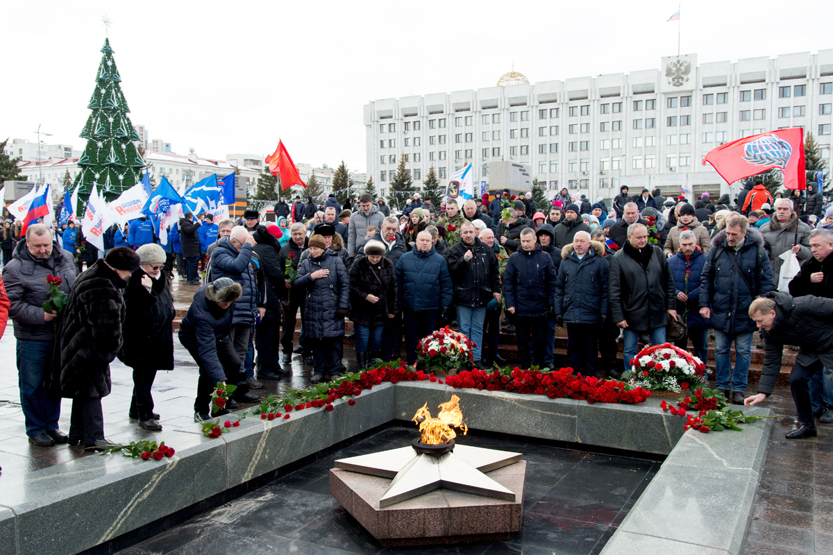 Свежие новости макеевка сегодня. Траурный митинг памяти. Память погибшим в Макеевке. Погибшие военные в Макеевке. Гибель военных в Макеевке.