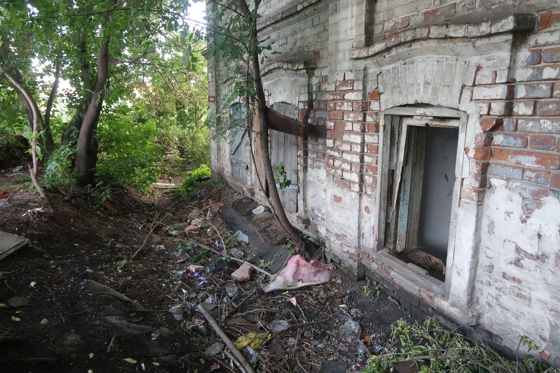 Первый этаж уже превратился в помойку, многие скидывают сюда мусор