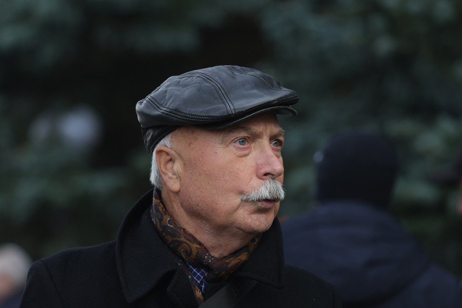 Виктор Бурмистров на церемонии рощания с телеведущим Юрием Николаевым на Троекуровском кладбище в Москве