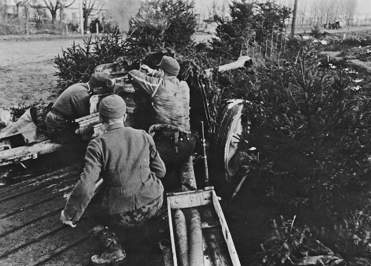 Расчёт немецкой 75-мм противотанковой пушки PaK 40 готовится открыть огонь в Будапеште.