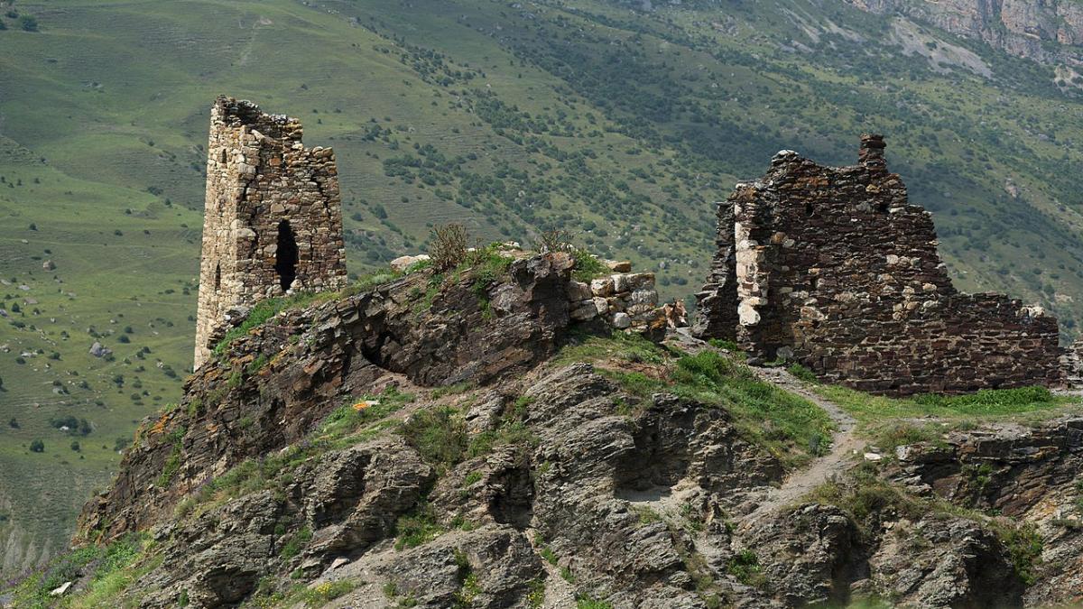 Старинные сторожевые башни в Куртатинском ущелье