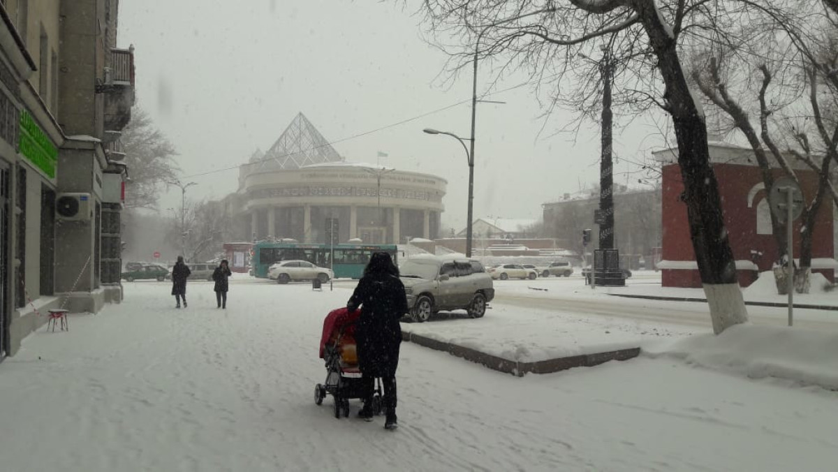 Погода в караганде. Снежная буря и гололед. Когда будет снег. Ухудшение погоды. Метель в ноябре картинки.