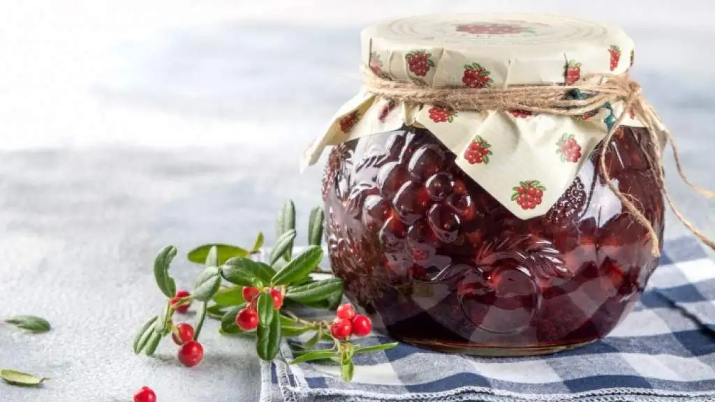 Мочёная брусника на зиму в банках: рецепт в домашних условиях