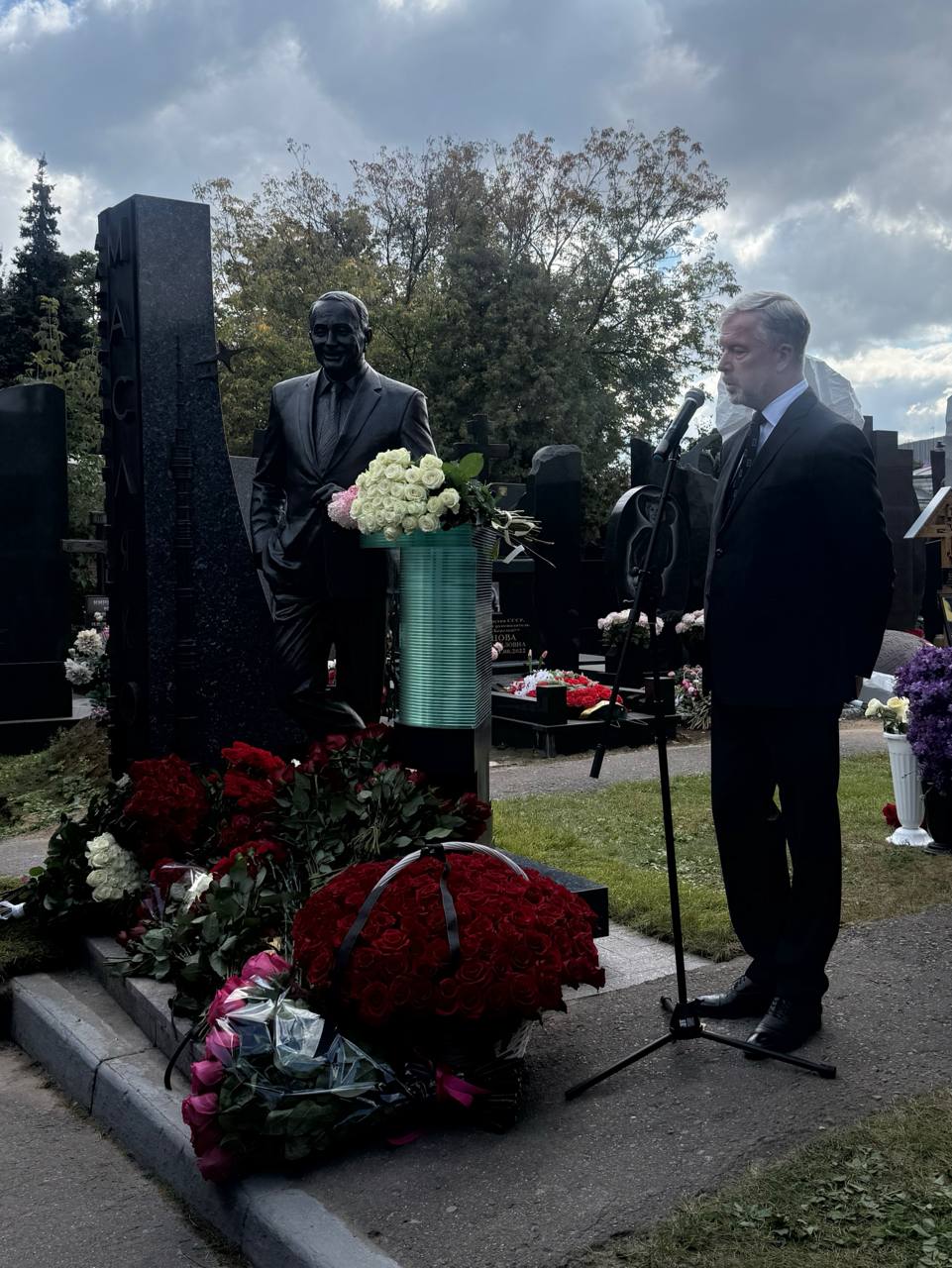 Александру Маслякову поставили памятник на Новодевичьем кладбище