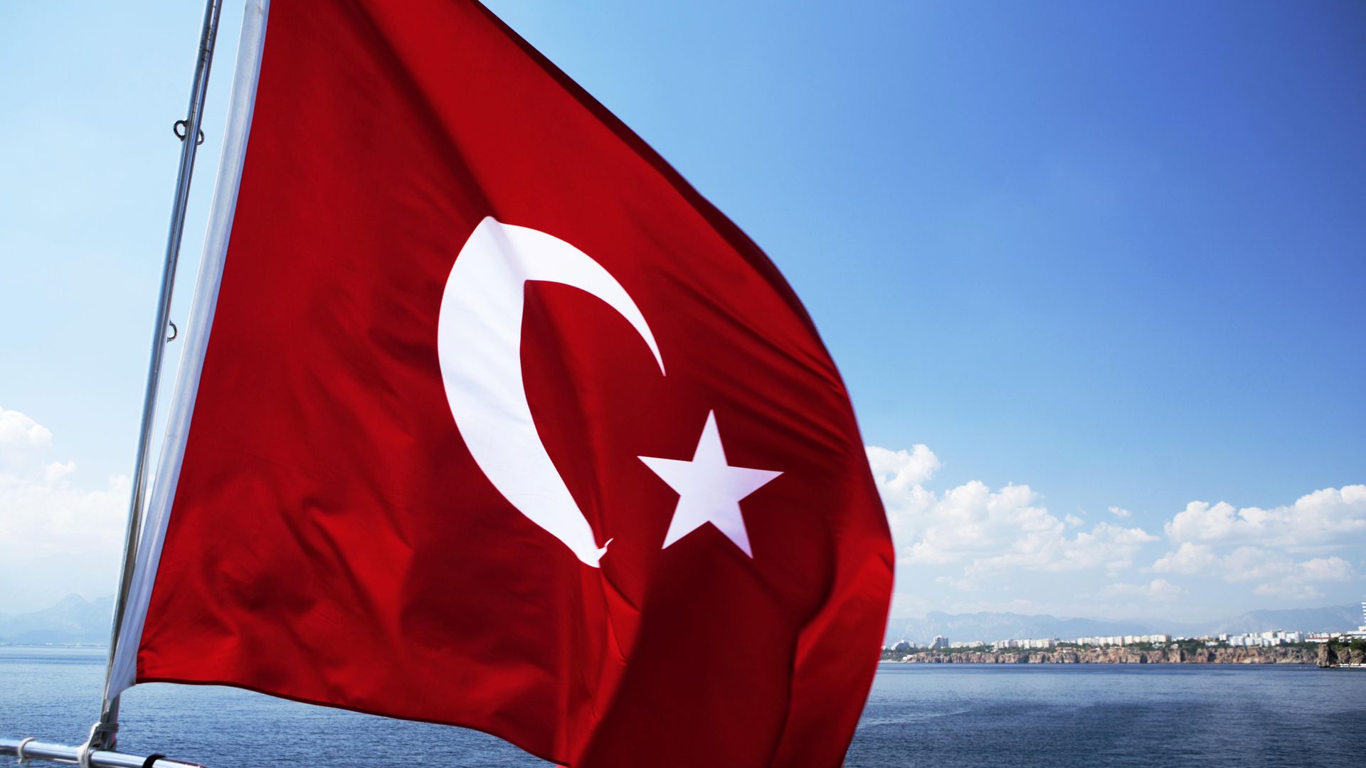 Турция принимает русских. Турция Анталья флаг. Флаг Турция в Анталии. Флаг Турции на фоне моря. Анталья флагшток.