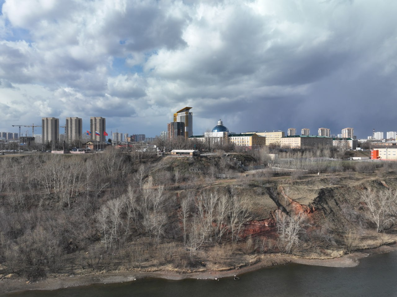 Большие города не берега не. Красноярск правый берег. Красноярск в мае. Заброшки Красноярска левый берег. Правый берег площадка.