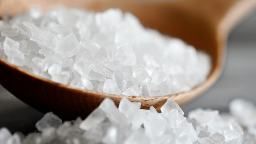 Кардиолог Саламатина посоветовала заменить поваренную соль на калиевую