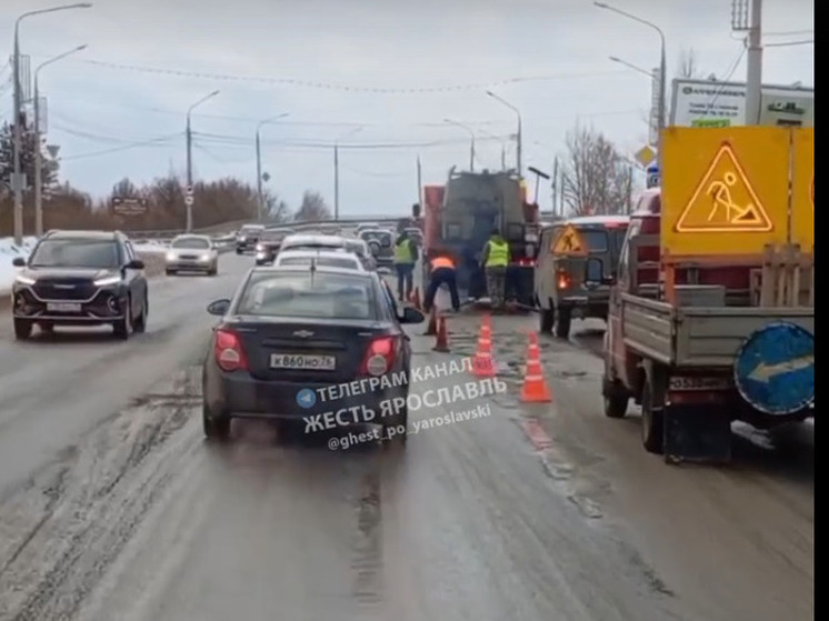 В Ярославле начали латать дыры на Октябрьском мосту