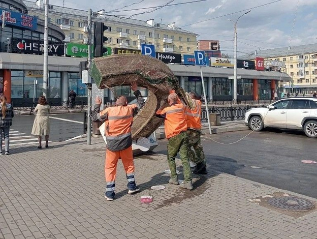 В Кирове из-за сильного ветра упал арт-объект