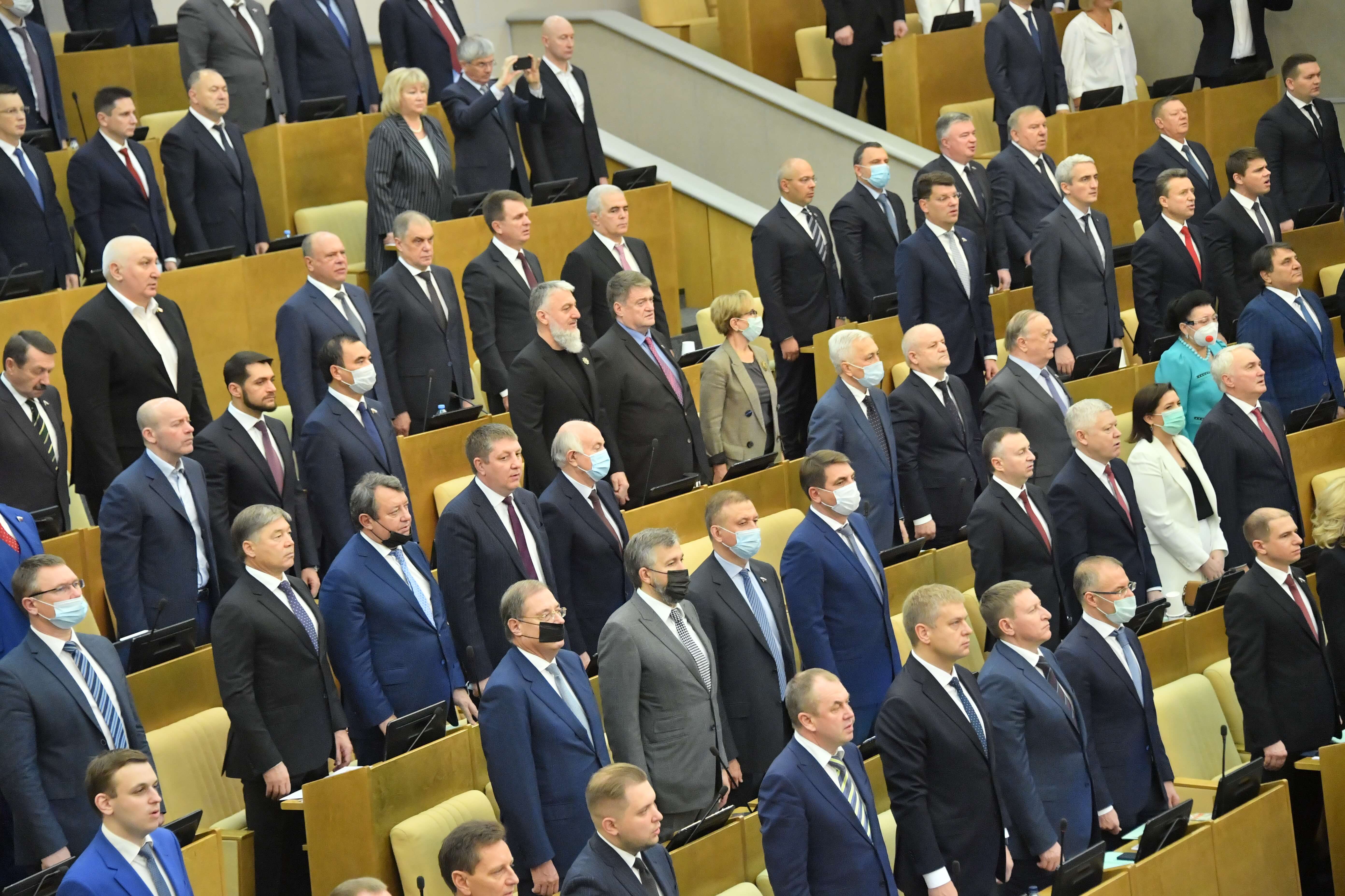 Где сейчас госдума. Депутат гос Думы Фед собрания РФ ЛДПР. Депутаты Госдумы 2022. 450 Депутатов Госдумы. Депутаты голосуют.
