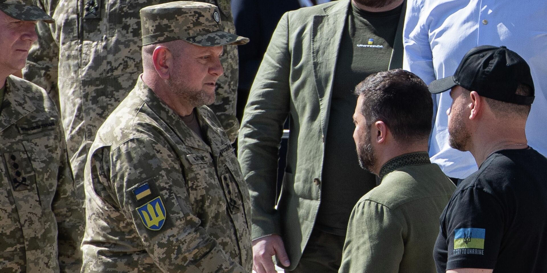 Президент Украины Владимир Зеленский пожимает руку uлавнокомандующему Вооруженными силами Украины Валерию Залужному во время празднования Дня независимости Украины 24 августа 2023 года в Киеве - ИноСМИ, 1920, 12.09.2025