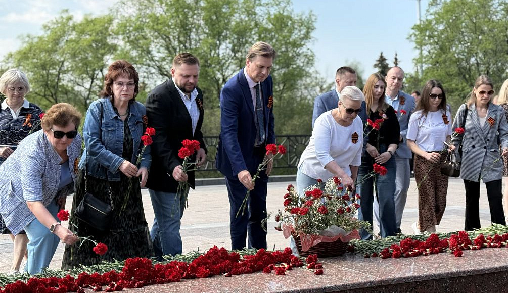 Помним, гордимся, чтим! Члены Ульяновского регионального отделения АЮР возложили цветы к обелиску 30-летия Победы