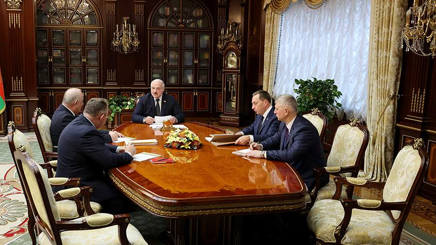 Беларусь должна россии. Лукашенко совещание. Помощник Путина.