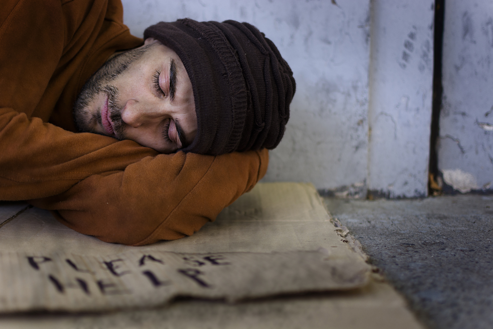 Индии миллионы бездомных людей спят на улице. Faz3 нищее. Бедные несчастные критика