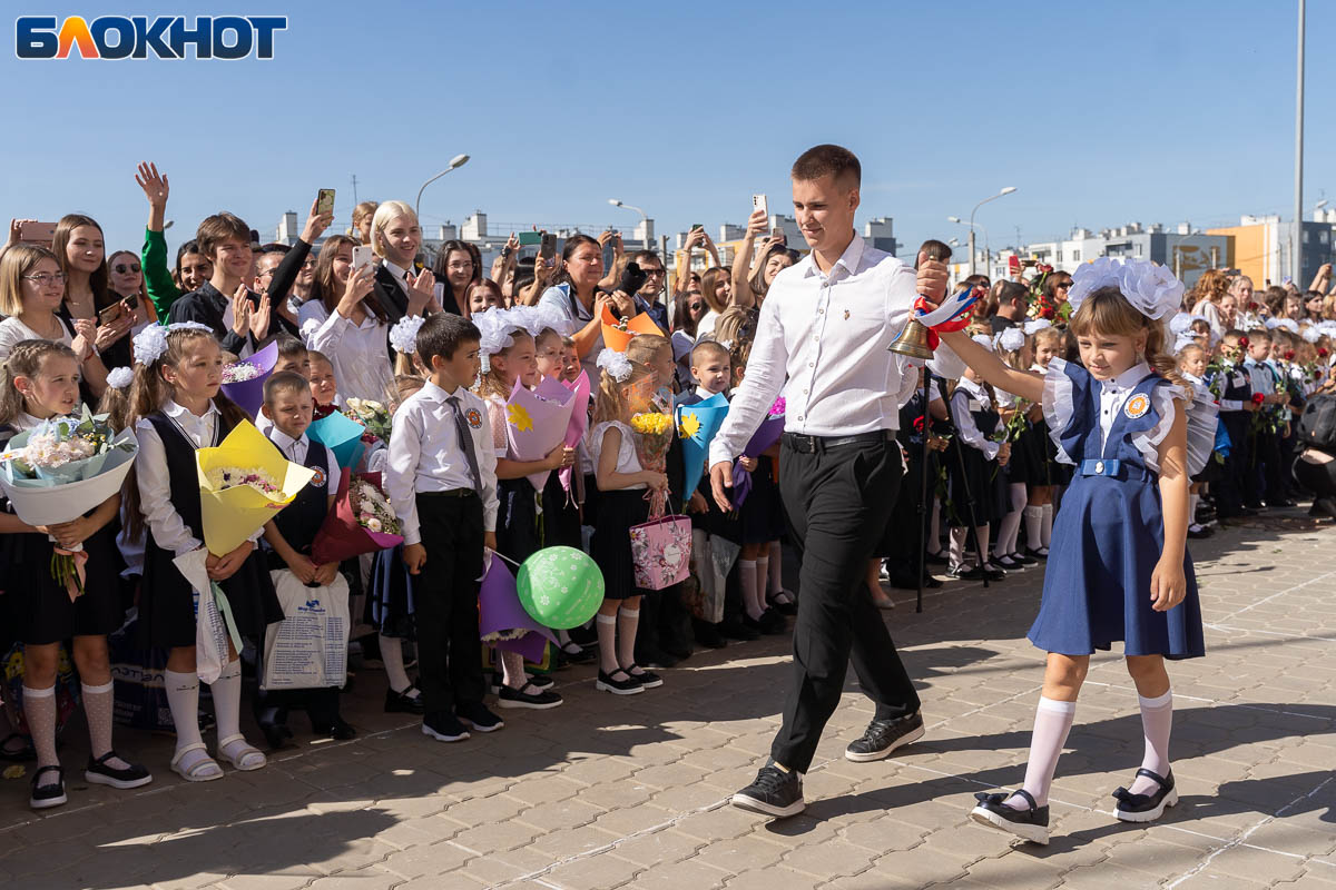 1 сентября линейка в школе. 1 сентября линейка в школе. линейки в школах 2024. линейки в школах 2024. 1 сентября 2021 линейка.