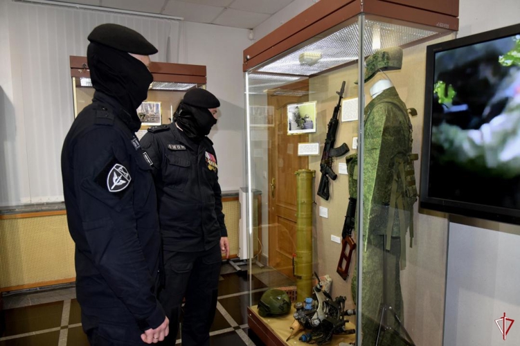 В Удмуртии спецназ Росгвардии принял участие в открытии выставки «Долг. Честь. Отвага», посвященной 75-летию подразделений специального назначения