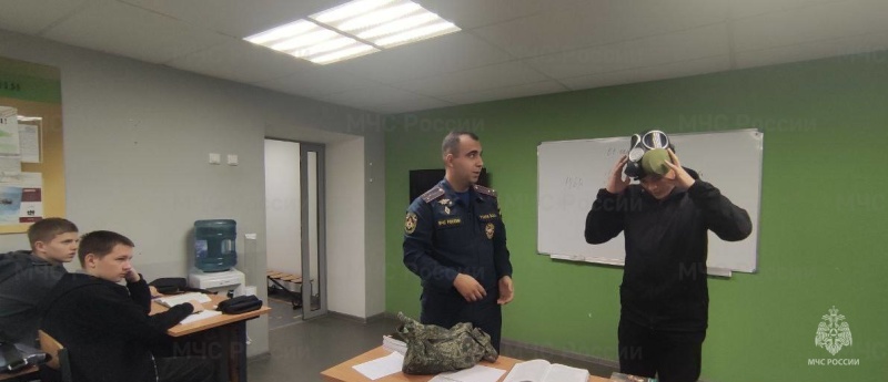 Студентов научили правильно надевать противогаз