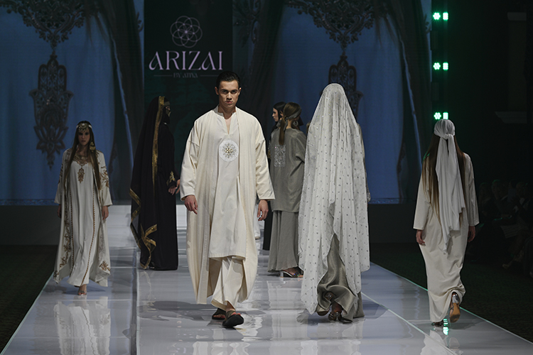 На подиуме было представлено несколько мужских модных образов, отражающих идеи скромности и стиля