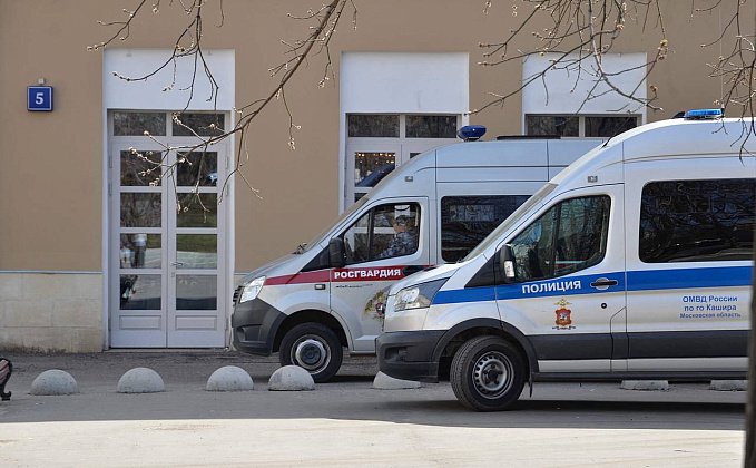 Полицейские Пресненского района столицы в течение суток задержали курьера телефонных мошенников, обманом завладевших сбережениями пенсионерки