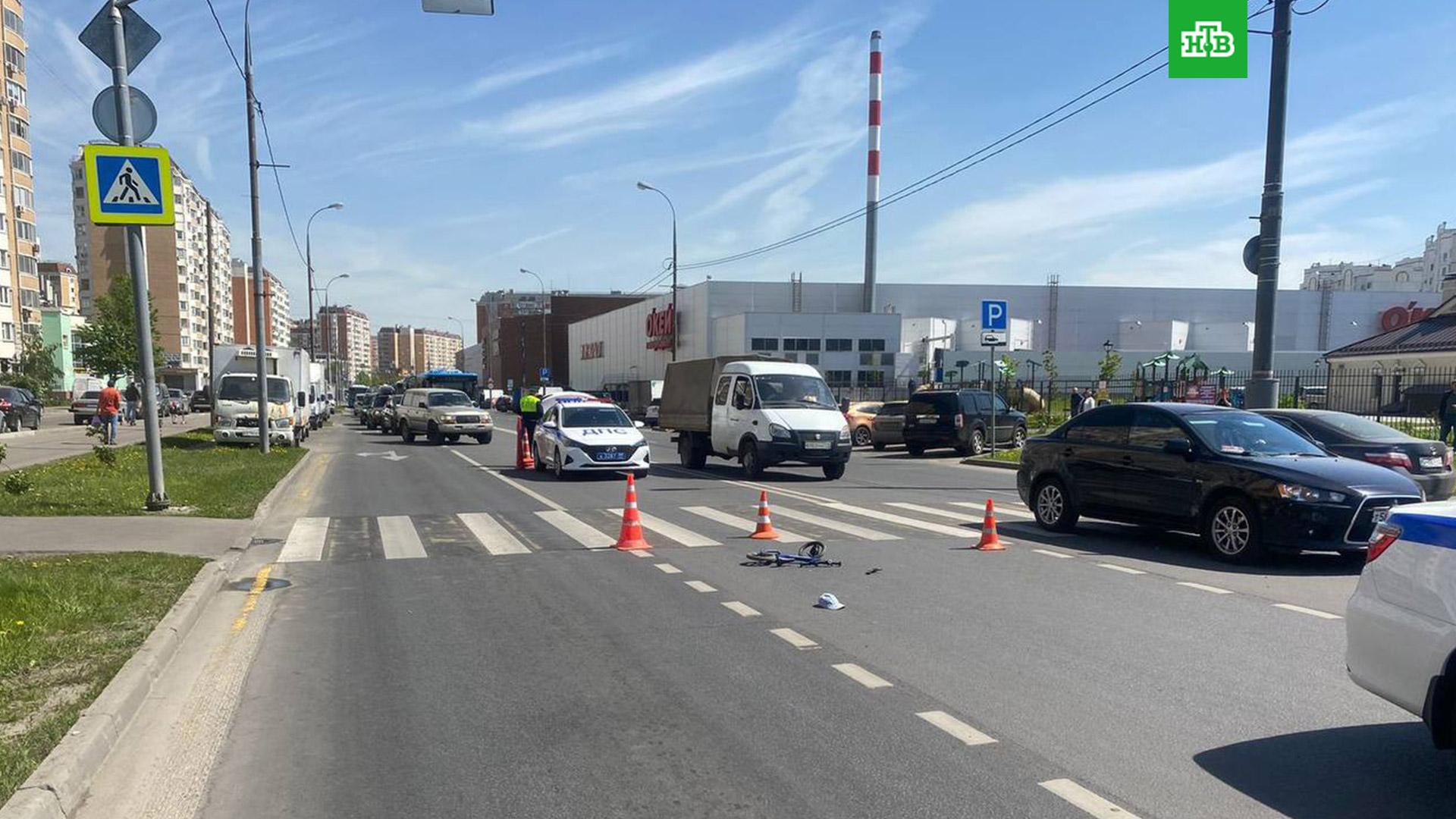 В москве сбили пешехода. Пешеходный переход. Автомобильный светофор. Дорожная разметка пешеходный переход. Пересечение проезжих частей.